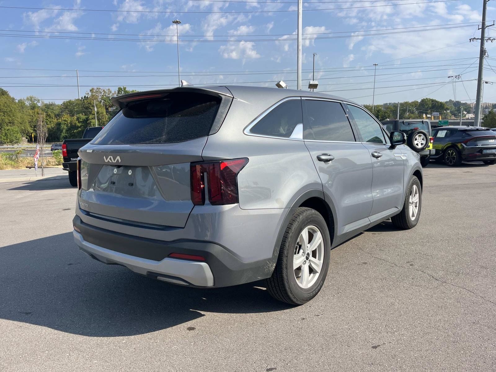 Used 2025 Kia Sorento LX FWD image 3