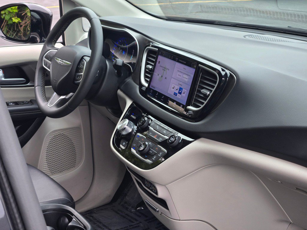 Used 2024 Chrysler Pacifica Touring-L FWD image 7