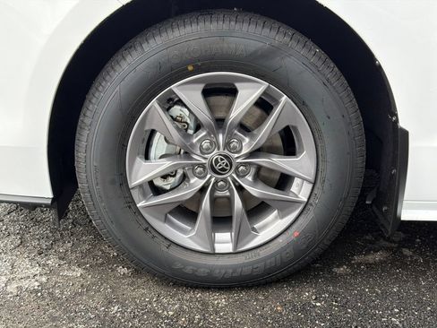 New 2026 Toyota Sienna LE FWD image 11