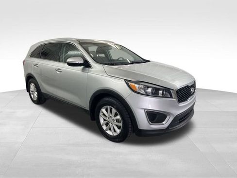 Used 2018 Kia Sorento LX w/ LX V6 Convenience Package image 4