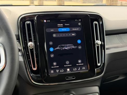 Certified 2024 Volvo XC40 Recharge Core RWD image 15