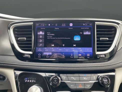 Used 2021 Chrysler Pacifica Touring-L FWD image 30