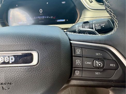 Used 2023 Jeep Grand Cherokee Altitude RWD image 20