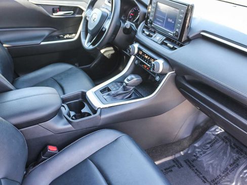 Used 2021 Toyota RAV4 XLE Premium image 17