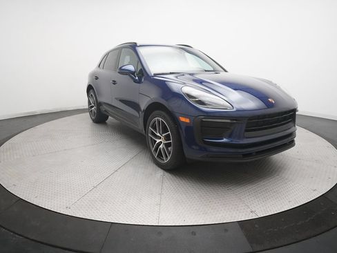 Used 2022 Porsche Macan AWD/4WD image 3
