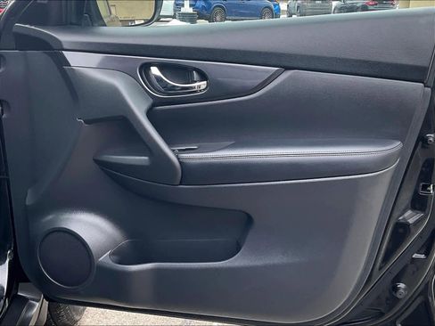 Used 2018 Nissan Rogue SV w/ Premium Package image 12