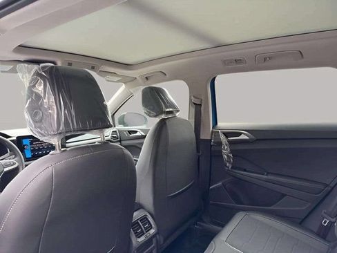 Certified 2025 Volkswagen Taos SE AWD/4WD image 8