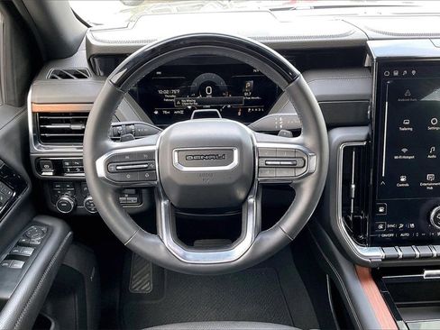 Used 2025 GMC Yukon XL Denali w/ Denali Reserve Package image 8