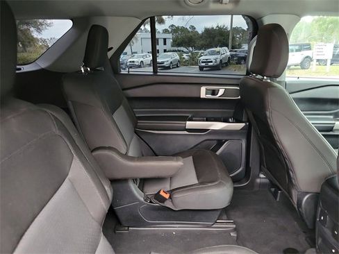 Used 2022 Ford Explorer XLT image 32