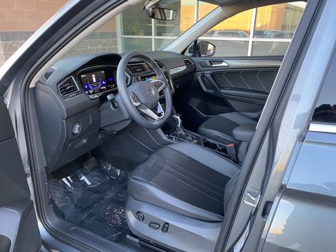 Used 2023 Volkswagen Tiguan SE w/ Panoramic Sunroof Package image 15