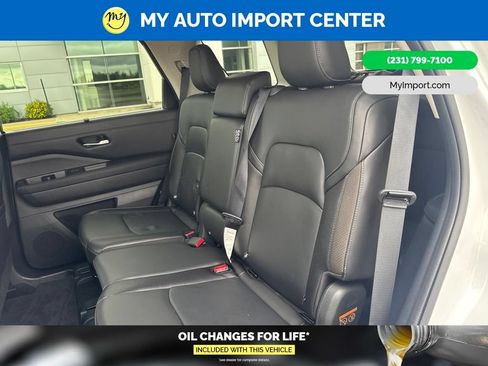 Used 2025 Nissan Pathfinder SL AWD/4WD image 24