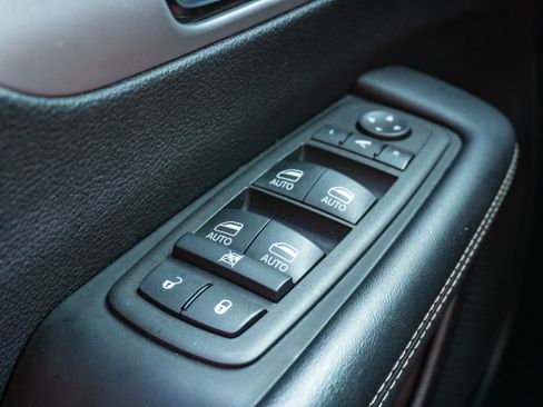 Used 2025 Chrysler Pacifica Limited FWD image 28