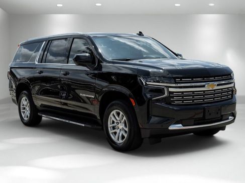 Used 2023 Chevrolet Suburban LT RWD image 5
