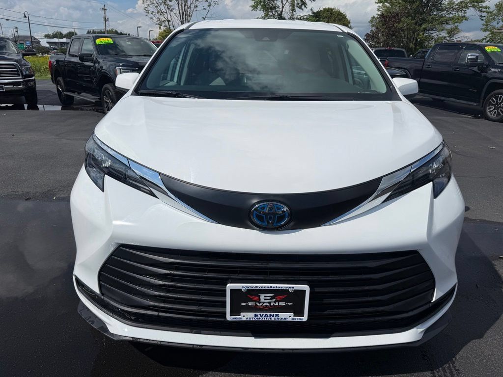 Used 2024 Toyota Sienna LE AWD/4WD image 2