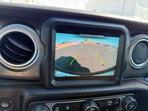 Used 2020 Jeep Wrangler Unlimited Sahara image 28