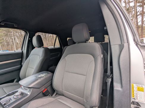 Used 2018 Ford Explorer XLT image 3