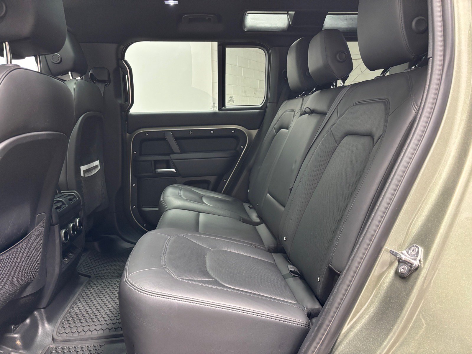 New 2025 Land Rover Defender 110 X-Dynamic SE AWD/4WD image 28