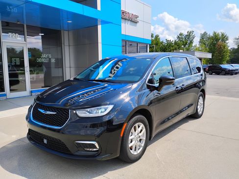 Used 2025 Chrysler Pacifica Select FWD image 13