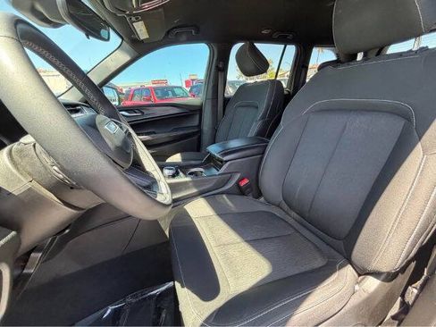 Used 2025 Jeep Grand Cherokee Laredo AWD/4WD image 16