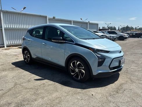 Used 2023 Chevrolet Bolt LT w/ Infotainment Package FWD image 2