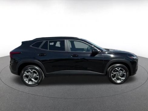 Used 2025 Chevrolet Trax LT FWD image 16