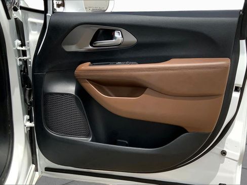 Used 2020 Chrysler Pacifica Limited w/ Advanced Safetytec Group FWD image 23