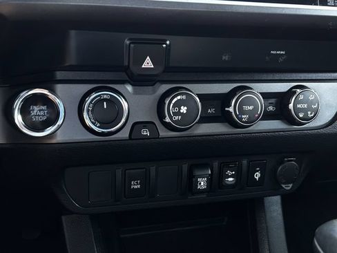 Used 2019 Toyota Tacoma TRD Off-Road AWD/4WD image 19
