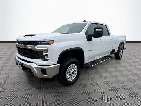 Used 2024 Chevrolet Silverado 2500 LT image 3