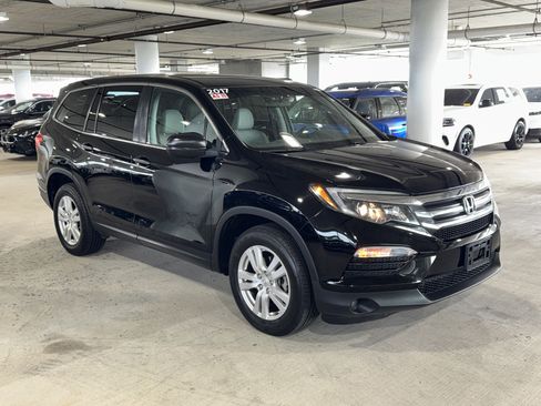 Used 2017 Honda Pilot LX image 1