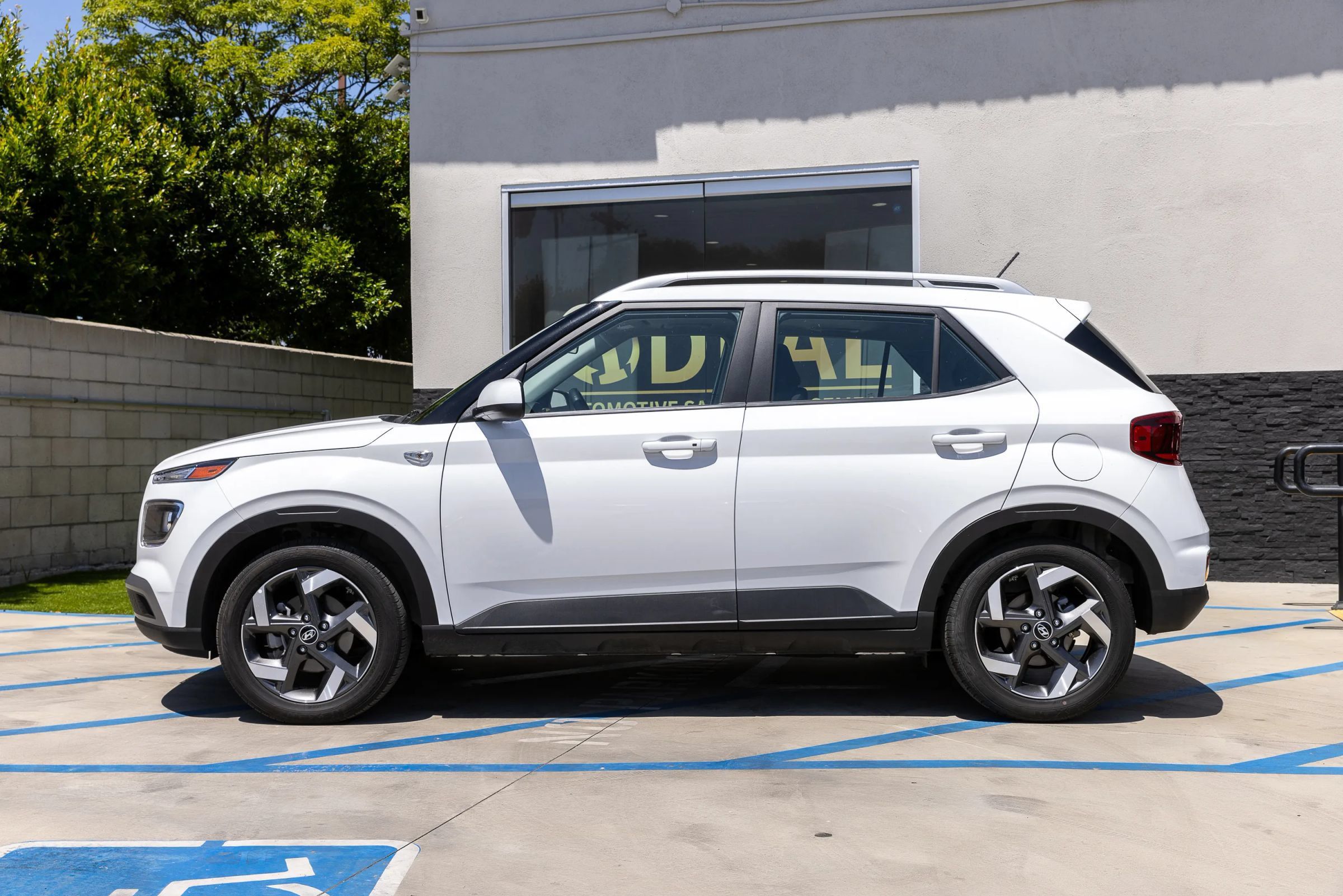 Used 2025 Hyundai Venue SEL FWD image 9