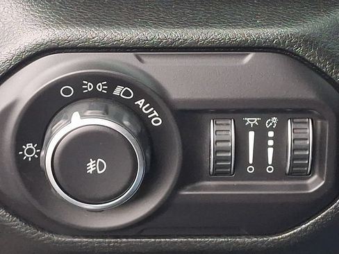 Used 2018 Jeep Wrangler Unlimited Sahara w/ Cold Weather Group AWD/4WD image 23