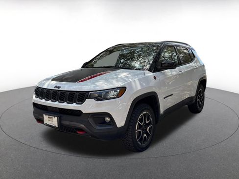 Used 2025 Jeep Compass Trailhawk AWD/4WD image 3