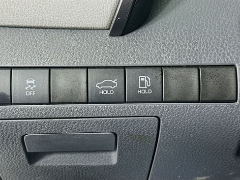 Used 2020 Toyota Camry SE w/ Convenience Package FWD image 16