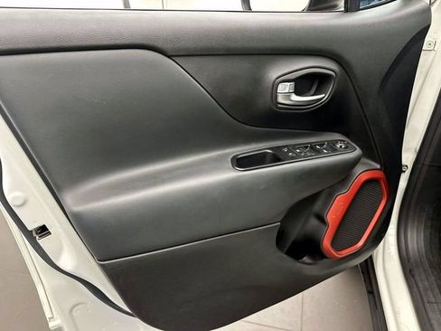 Used 2017 Jeep Renegade Trailhawk AWD/4WD image 16
