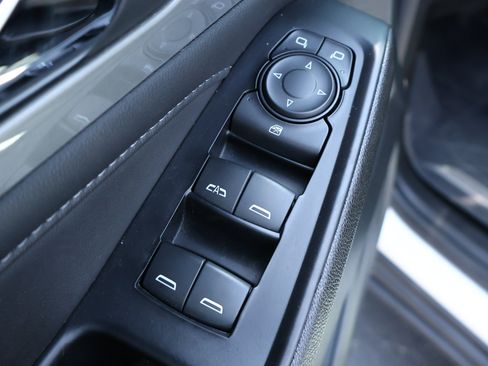 Used 2023 Chevrolet Traverse LT FWD image 8