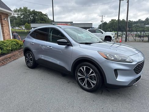 Used 2022 Ford Escape SE w/ SE Sport Appearance Package image 6