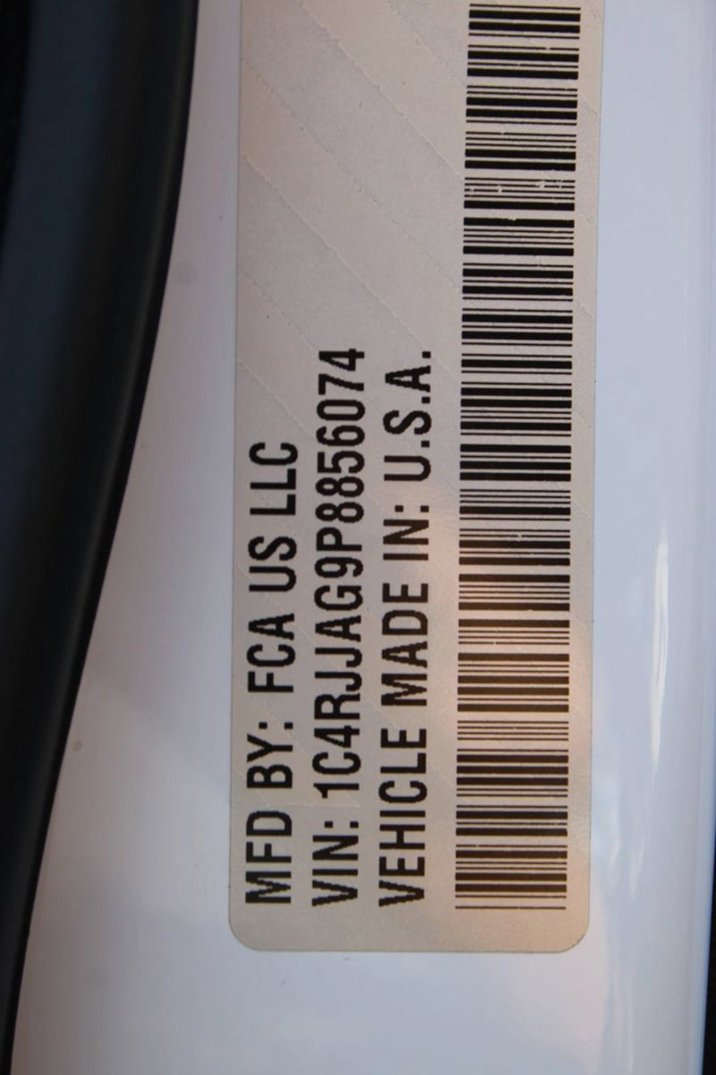 Used 2023 Jeep Grand Cherokee L Laredo RWD image 10