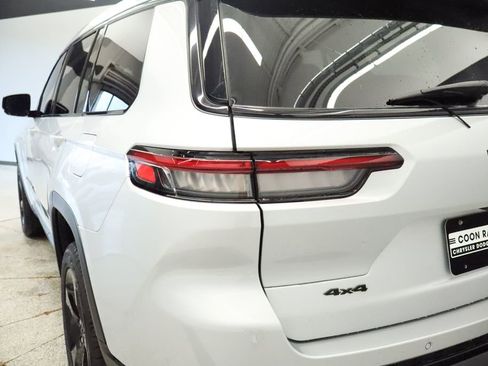 Used 2023 Jeep Grand Cherokee L Laredo image 18