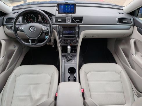 Used 2017 Volkswagen Passat 1.8T R-Line w/ R-Line Lighting Package image 28