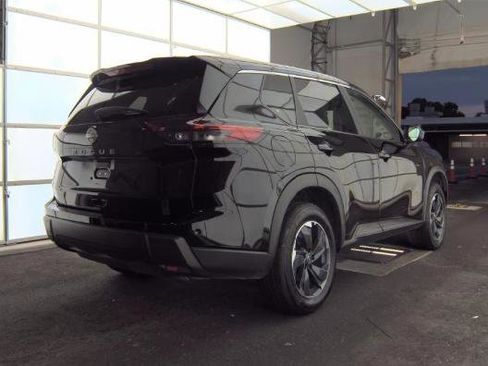 Used 2025 Nissan Rogue SV FWD image 2