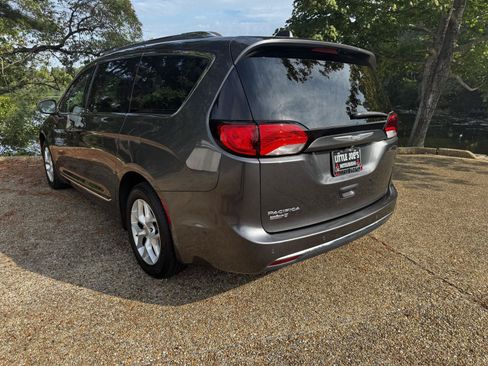 Used 2017 Chrysler Pacifica Touring-L Plus w/ Advanced Safetytec Group FWD image 8