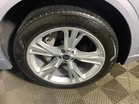 Used 2022 Audi Q8 Premium image 14