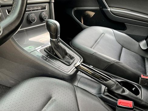 Used 2017 Volkswagen Golf Alltrack S image 12