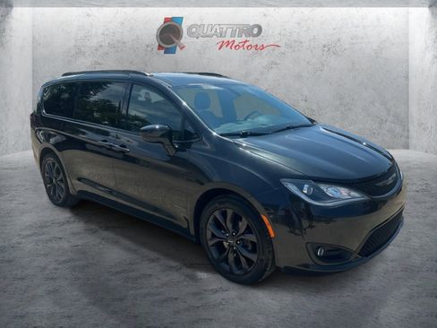 Used 2018 Chrysler Pacifica Touring-L Plus w/ S Appearance Package FWD image 8