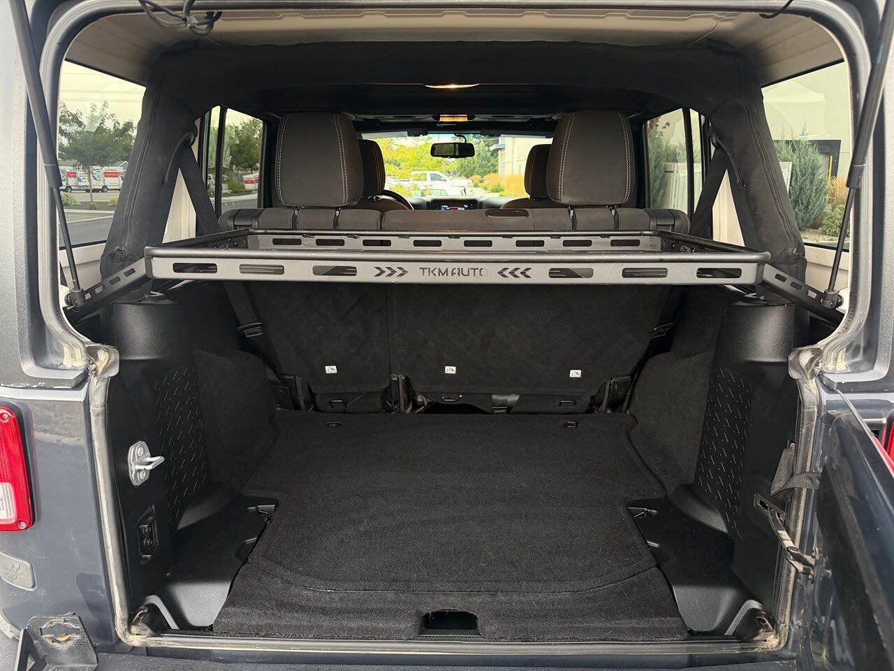 Used 2018 Jeep Wrangler Unlimited Sahara w/ Connectivity Group AWD/4WD image 28