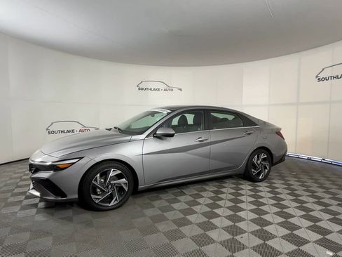 Used 2025 Hyundai Elantra Limited image 4