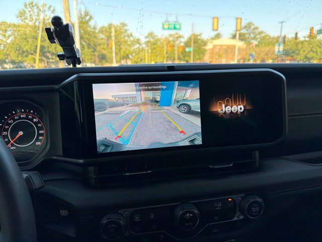 Used 2025 Jeep Gladiator Sport AWD/4WD image 17