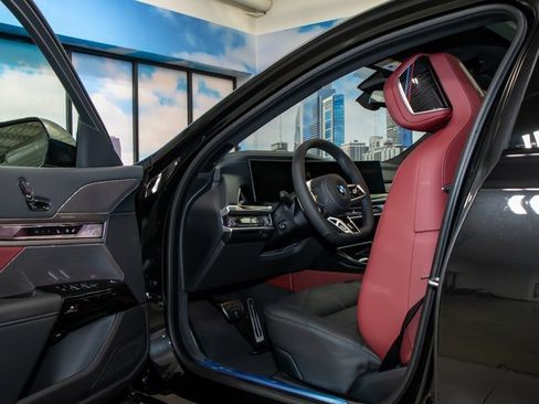 Used 2025 BMW 740i xDrive w/ Premium Package image 13