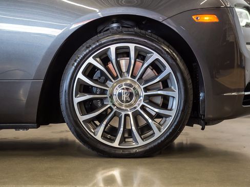 Used 2018 Rolls-Royce Dawn RWD image 19