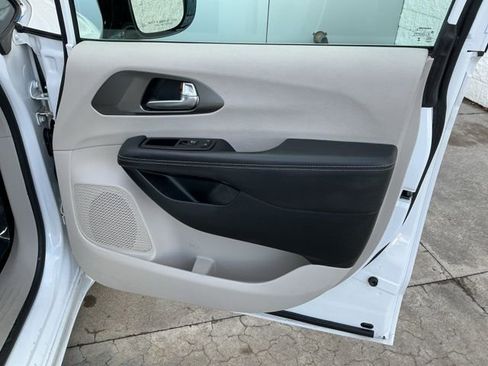 Used 2024 Chrysler Pacifica Touring-L image 22